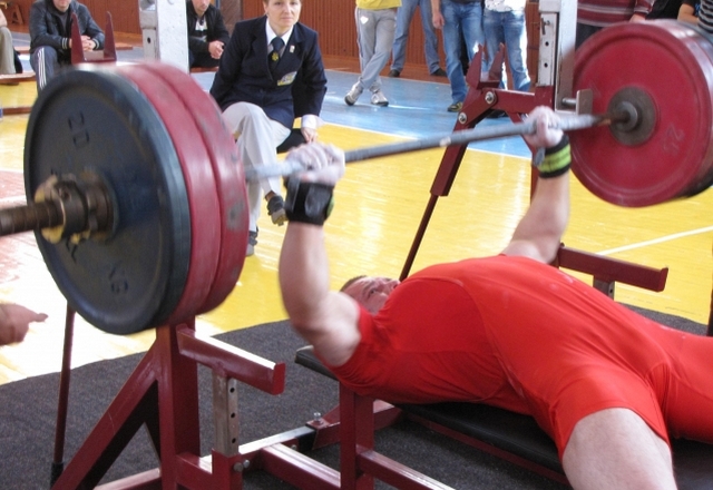 chemp evropu 2013 1318262535 sergey-tkachenko-vyzhimaet-pobednyy-ves